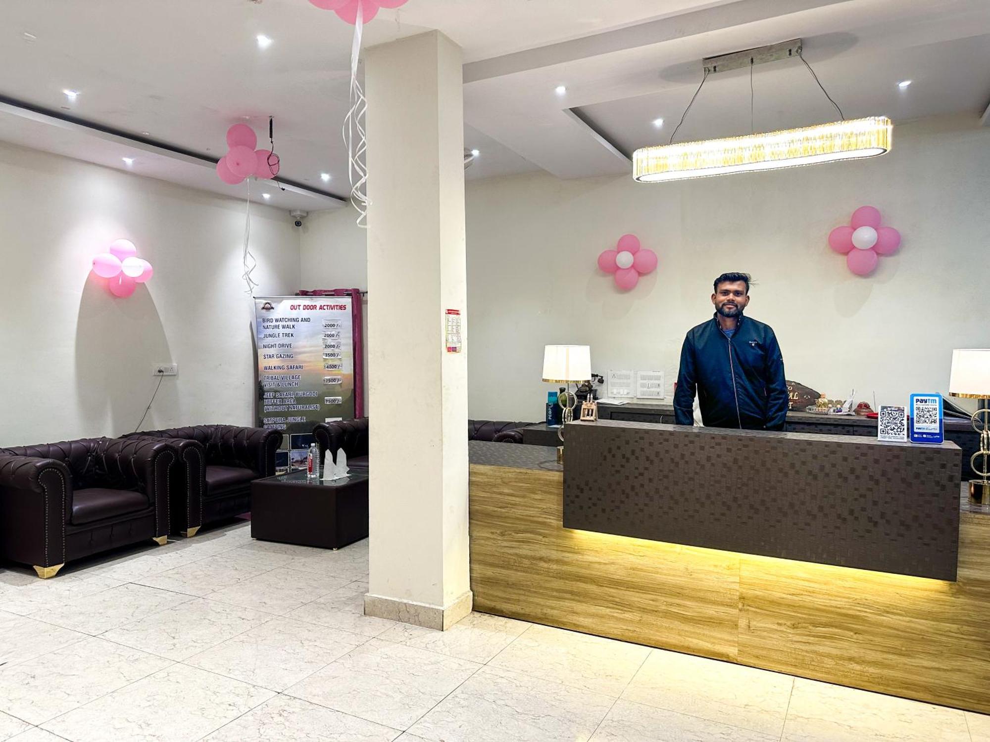 Hotel Payal & Restaurent Pachmarhī Exteriör bild