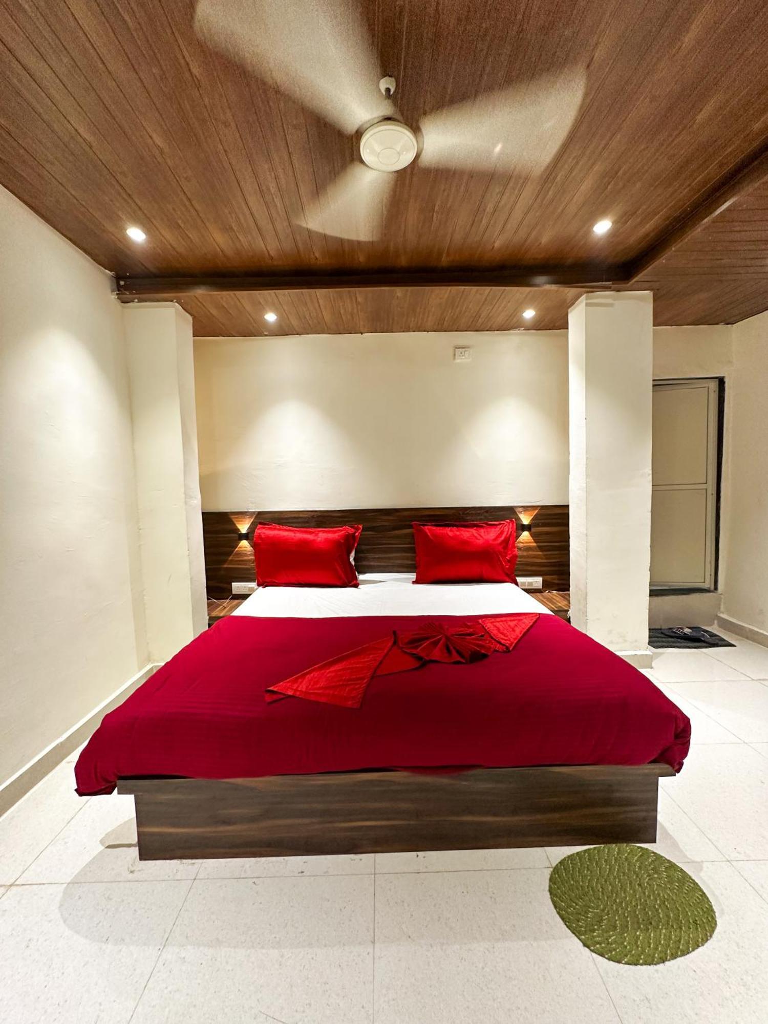 Hotel Payal & Restaurent Pachmarhī Exteriör bild
