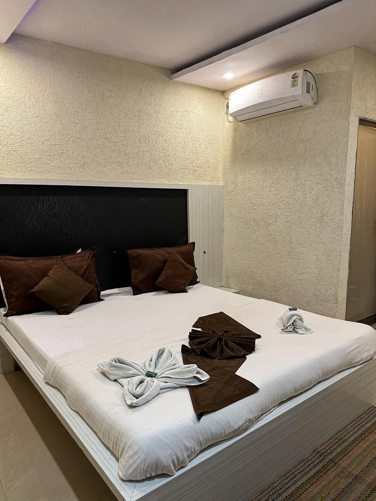 Hotel Payal & Restaurent Pachmarhī Exteriör bild