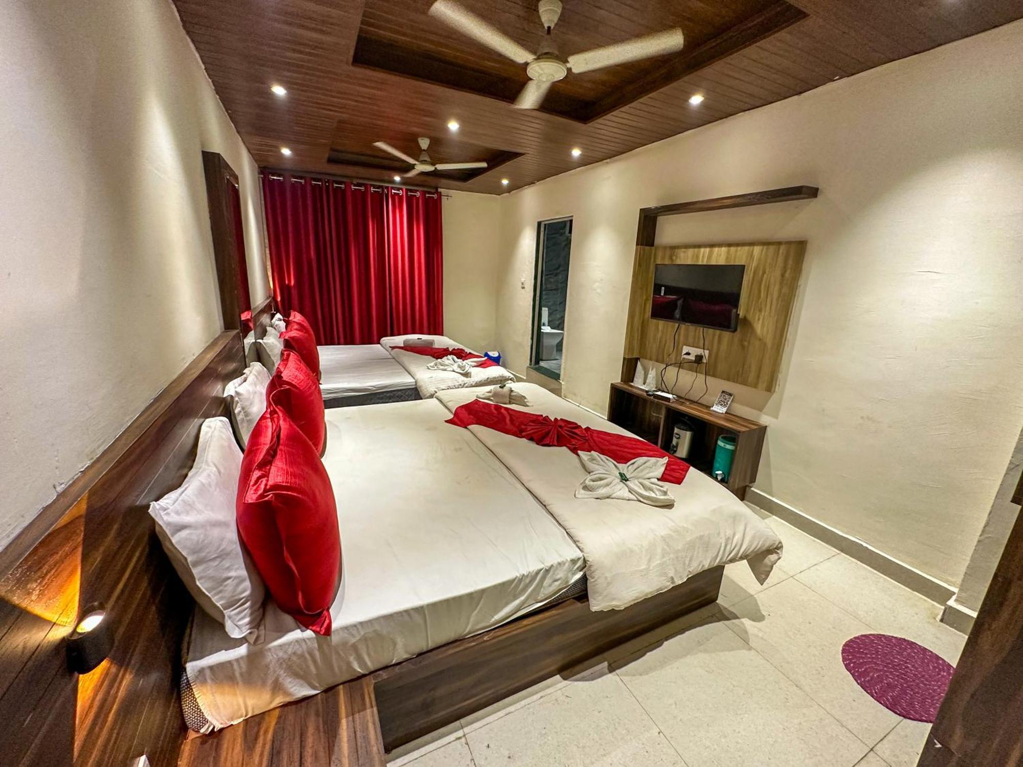 Hotel Payal & Restaurent Pachmarhī Exteriör bild